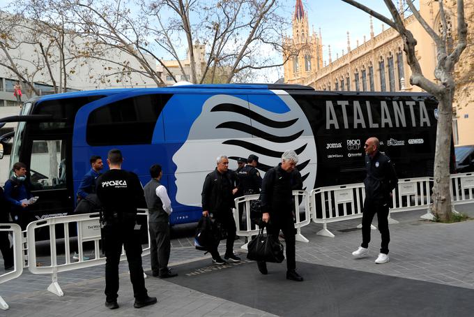 Trener Gian Piero Gasperini ob prihodu v hotel v Valencii, kjer je nastanjena ekipa Atalante. | Foto: Reuters