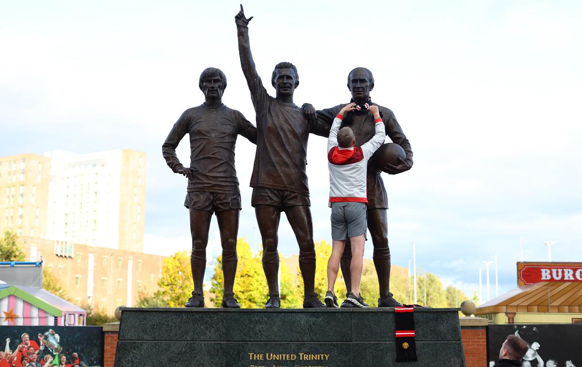 Old Trafford Bobby Charlton | Navijači Uniteda so se na zadnji domači tekmi poslavljali od svoje legende. | Foto Reuters