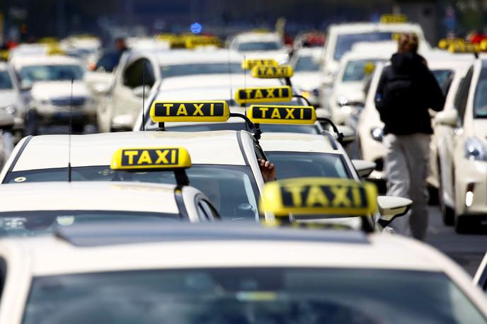 taksi Uber |  Cilj zakona je več mobilnosti, mogoče bo naročanje prevoza prek aplikacije ob vnaprej znani ceni, avtomobilu, vozniku in relaciji, je poudaril minister Jernej Vrtovec.  | Foto Reuters