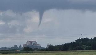 Neurja že povzročajo težave po Sloveniji, tornado na Ptuju? 
