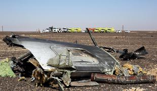 Vir: Analiza črnih skrinjic z ruskega letala nakazuje na bombo