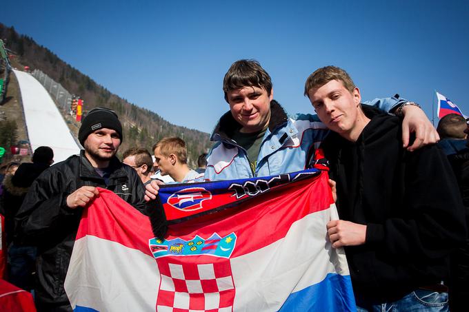 Hrvat Marin (desno) je v Planici poziral s šalom Hajduka, čeprav navija za zagrebški Dinamo. | Foto: Žiga Zupan/Sportida