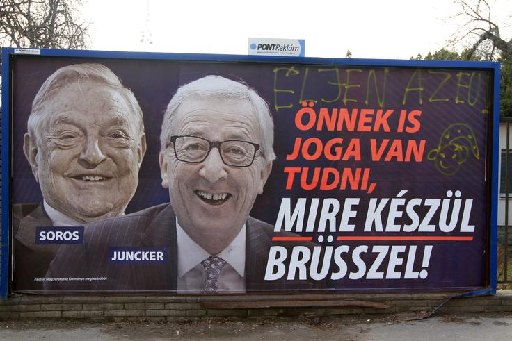 Tako kot vse druge pokomunistične tranzicijske države je tudi Madžarska dvigala svojo življenjsko blaginjo s pomočjo denarja EU (neka Danka je na omrežju X pred dnevi zabrusila, da bi bila Madžarska brez danskega, tj. denarja bogatih članic EU, na isti ravni kot Srbija). A hkrati je Orban udrihal po Bruslju in EU ter tako retorično "grizel" evropsko roko, ki ga je hranila. Na fotografiji: Fideszovi plakati proti Georgeu Sorosu, Evropski komisiji (takrat jo je vodil Jean-Claude Juncker) in Bruslju. | Foto: Guliverimage