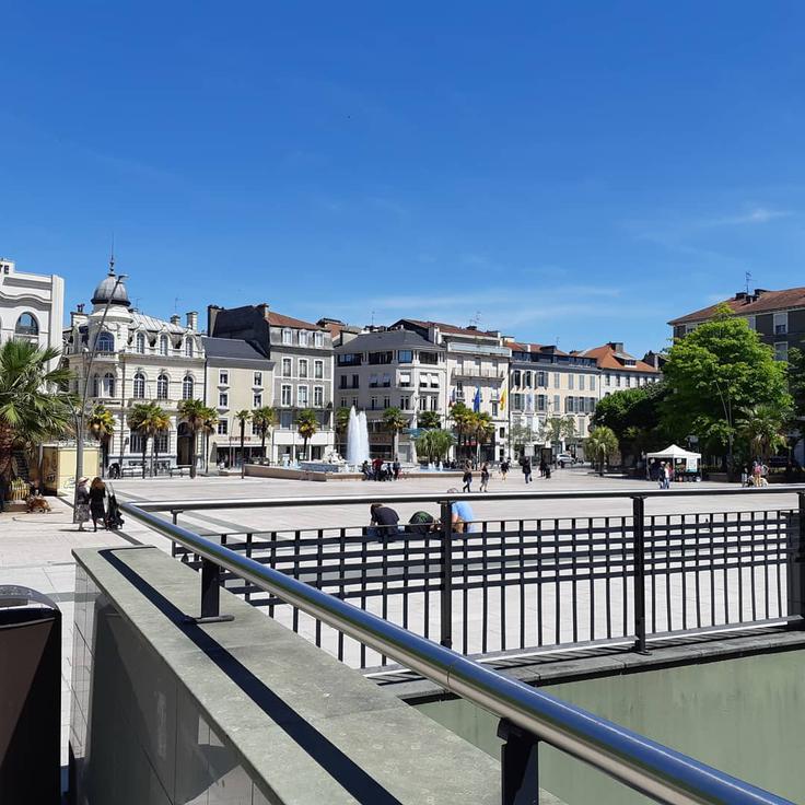 Pau je mesto, ki je zelo prijazno tudi za kolesarje. | Foto: Boštjan Boh