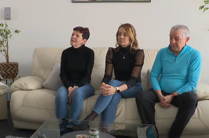 Oddaja Tednik | Doma se medtem še vedno sprašujejo, zakaj se je mati, žena in sestra odločila za ta korak. | Foto Posnetek  zaslona