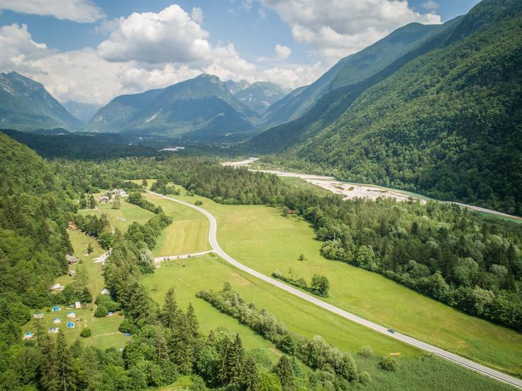 Verjetno so Slovani okoli leta 600 že poselili zgornje Posavje, v prvi polovici 7. stoletja pa tudi zgornje Posočje. Na fotografiji: zgornje Posočje. | Foto: Guliverimage