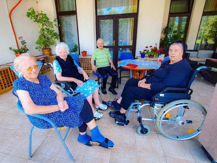 Ena od možnosti so tudi domovi v BiH, kjer beležijo povečano zanimanje slovenskih državljanov. "Razlog za to vidimo v dejstvu, da so domovi v Sloveniji več kot dvakrat dražji od domov v BiH, čakalne vrste za nastanitev v domu so mnogo daljše kot pri ustanovah v BiH," pravi Minja Vrhovac, direktorica Doma starejših Bardača iz Srbca. | Foto: Dom za starija lica Bardača/Facebook