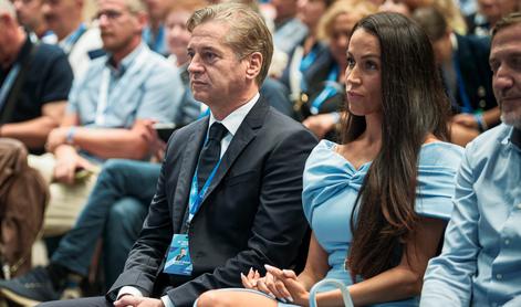 Zaokrožil plakat, ki poziva k uboju Roberta Goloba in Tine Gaber Golob. Štrancar vpletenost zanika.