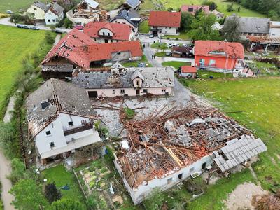 Rdeči križ začel zbiranje pomoči prizadetim v nedavnih neurjih