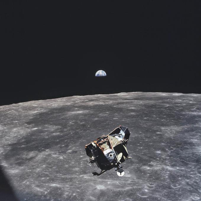 Izjema je astronavt Michael Collins, ki je fotografiral lunarni modul, v katerem sta bila Neil Armstrong in Buzz Aldrin, prvi oziroma drugi človek na Luni. Collins je astronavtska tovariša med njunim zgodovinskim pristankom na našem naravnem satelitu čakal na krovu matičnega plovila. | Foto: 