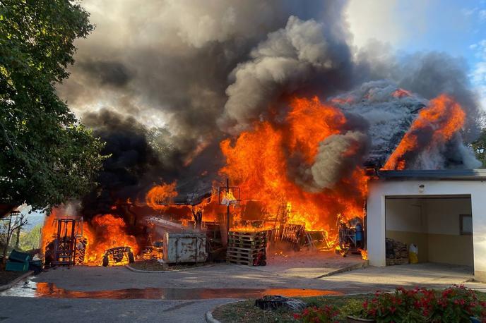 Požar Sremič | Požar je izbruhnil na traktorju poleg gospodarskega poslopja, nato pa se je razširil na objekt, velikosti 13 krat 11 metrov. | Foto Facebook/PGD Zdole