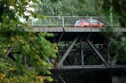 Promet zgolj osebnih vozil čez dotrajane mostove načeloma varen