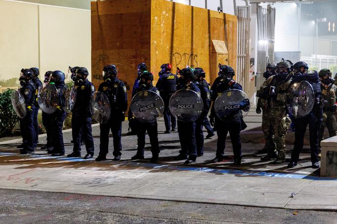 Portland, Oregon | Donald Trump je v soboto dejal, da je odobril uporabo "polne sile", če bo to potrebno za zatiranje protestov, usmerjenih proti centrom za pridržanje priseljencev. Tožba, ki jo je v nedeljo vložil generalni tožilec Oregona Dan Rayfield, je to potezo označila za "provokativno in samovoljno" ter dejala, da "grozi, da bo ogrozila javno varnost, ker bo sprožila javno ogorčenje". | Foto Reuters