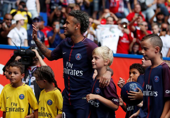 Neymar je za 222 milijonov evrov prestopil v Pariz in postal z naskokom najdražji nogometaš v zgodovini. | Foto: Reuters