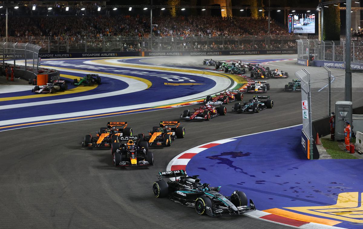 Singapur štart George Russell Max Verstappen | George Russell je na štartu zadržal prvo mesto pred Maxom Verstappnom, Lando Norris je prišel na tretje mesto. | Foto Reuters