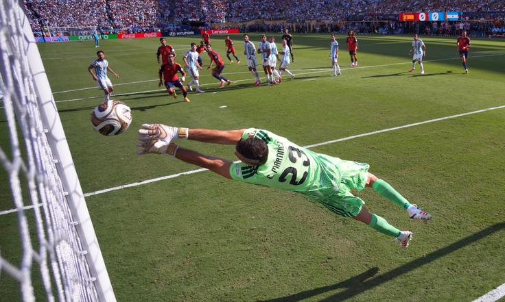 Emiliano Martinez je v zadnji minuti rednega dela z izvrstno obrambo preprečil zadetek Lamina Yamala za zmago. | Foto: Reuters