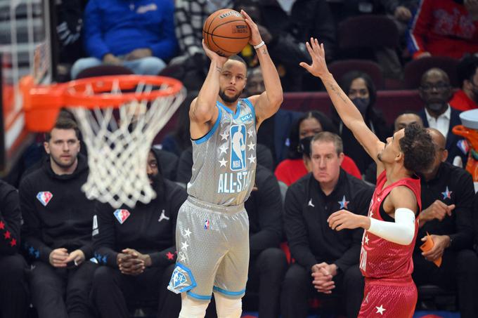 Curry je zadel 16 trojk in dal 50 točk. | Foto: Reuters