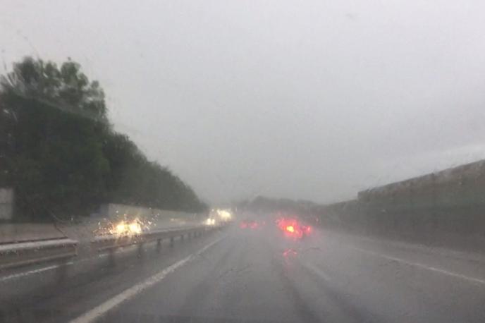 Dež Štajerska avtocesta | Zaradi ogleda in odpravljanja posledic je bila štajerska avtocesta v smeri Celja zaprta približno eno uro in pol. | Foto printscreen