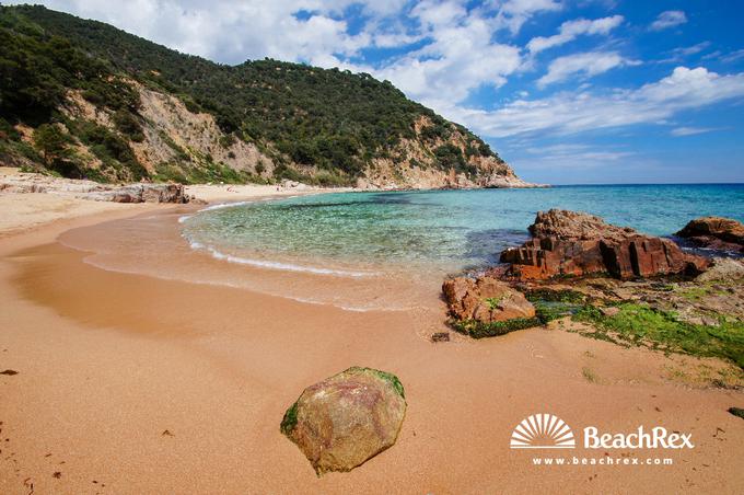 "Plaža Canyet pri kraju Canyet de Mar v Španiji te ne pusti ravnodušnega – njena posebnost je, da je pesek rdeče barve." | Foto: BeachRex