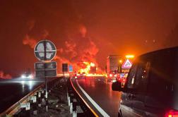 Huda nesreča na avtocesti pri Šentilju. Poteka reševanje ujetih v razbitinah.