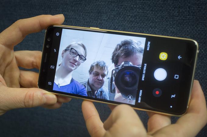 Pri Samsungu radi povedo, da so z dvojno sprednjo kamero ter filtri in učinki na pametnem telefonu Samsung Galaxy A8 (2018) dobro poskrbeli za vse, ki svojo ustvarjalnost radi izražajo prek selfijev. | Foto: Bojan Puhek