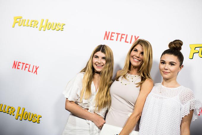 Z možem sta hotela s prevaro poskrbeti, da bi njuni hčerki Isabella Rose in Olivia Jade postali študentki Univerze Južne Kalifornije kot nadarjeni veslačici. | Foto: Getty Images