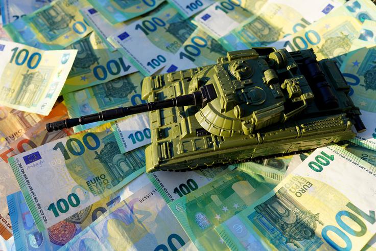 "Danes je moderno govoriti, da za varnost ne bomo namenjali več. Moramo. Dolžni smo vsem Slovencem in vsem prihodnjim rodovom, da poskrbimo za varnost države in vseh prebivalcev, zato moramo krepiti obrambo, varnost in odpornost," je poudaril premier Golob.  | Foto: Shutterstock