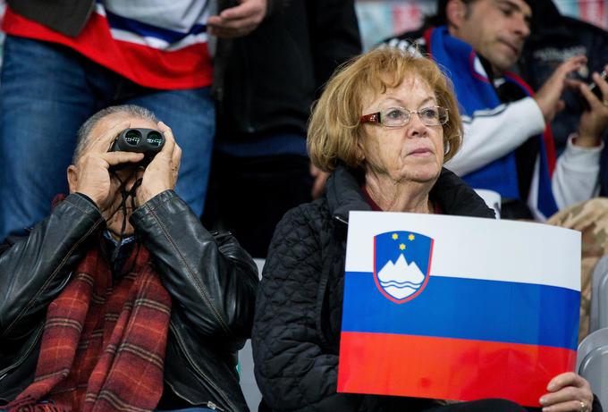... s katerim so lahko lažje spremljali vragolije  najboljših (in zdravih) nogometašev, s katerimi se lahko pohvalita Slovenija in Slovaška. | Foto: Vid Ponikvar