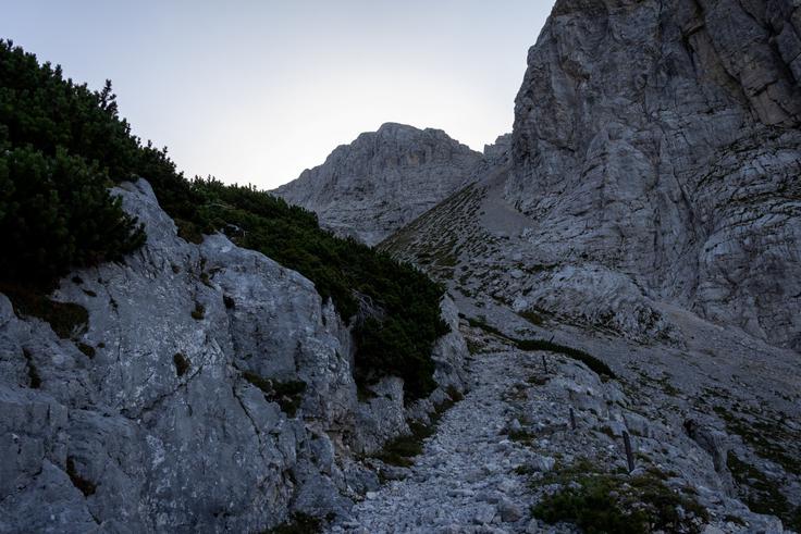 Po treh urah vzpona po mulatjeri se nam pokaže Gamsovec. | Foto: Matej Podgoršek