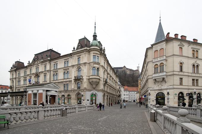 Kresija (na levi) in Filipov dvorec, vrata v stari del mesta | Foto: Matic Klanšek Velej/Sportida