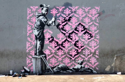 Banksy z grafiti na temo beguncev v središču Pariza #foto