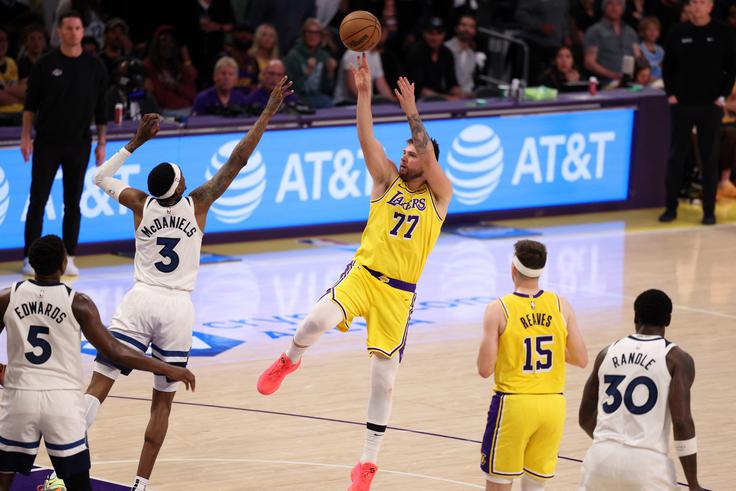 Luka Dončić je proti Minnesoti zadel vseh 11 prostih metov, iz igre pa metal 9/20. | Foto: Reuters