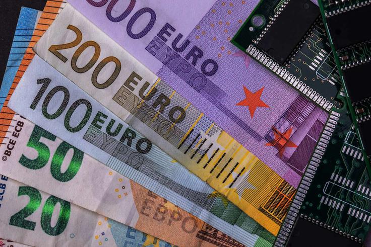 Zaradi eksplozije cen pomnilnika RAM bi se prenosni računalniki v letu 2026 lahko podražili za od pet do 15 odstotkov, pametni telefoni pa za od pet do sedem odstotkov, opozarjajo v analitičnem podjetju TrendForce. | Foto: Shutterstock