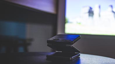 Aurzen ZIP: verjetno najbolj prenosen mini projektor ta hip
