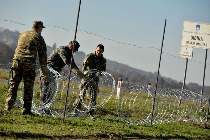 Slovenija je na meji s Hrvaško konec leta 2015 postavila žičnato igrajo. | Foto: STA ,