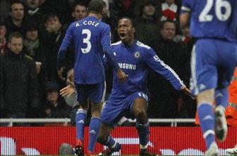 Drogba nezaustavljiv za Arsenal, Liverpool glavni v mestu