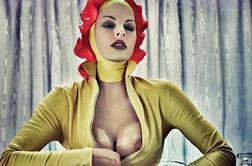 Linda Evangelista kot superjunakinja v lateksu