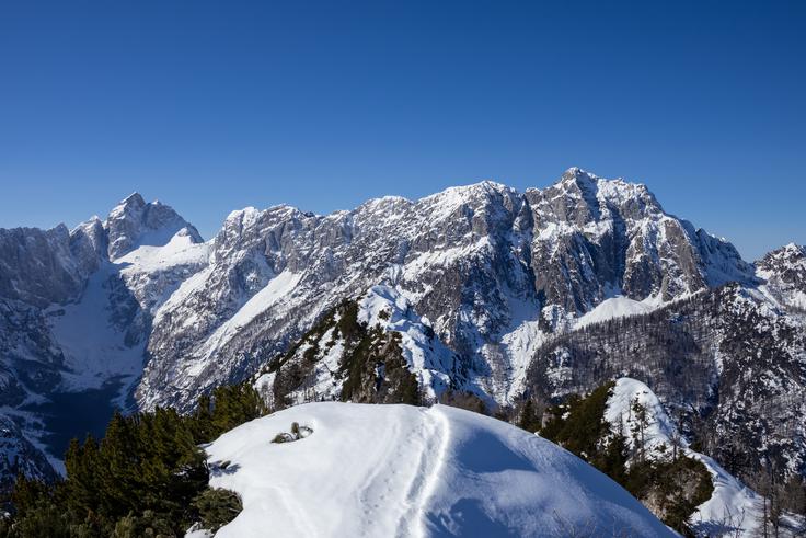 Že v četrtek je bil na Gorenjskem čudovit dan. Podobno vreme bo tudi konec tedna. Tako so se s Ciprnika videle Ponce in Jalovec. | Foto: Matej Podgoršek