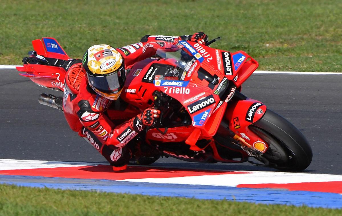 Francesco Bagnaia  Ducati | Bagnaia je z zmago na dramatični sprinterski dirki zmanjšal zaostanek za Špancem na vrhu lestvice. | Foto Reuters