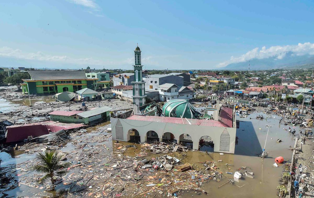 Sulavezi, cunami, potres | Po več dnevih zamude zaradi slabe infrastrukture in majhnega letališča je na otok medtem začela hitreje dotekati mednarodna humanitarna pomoč.  | Foto Reuters
