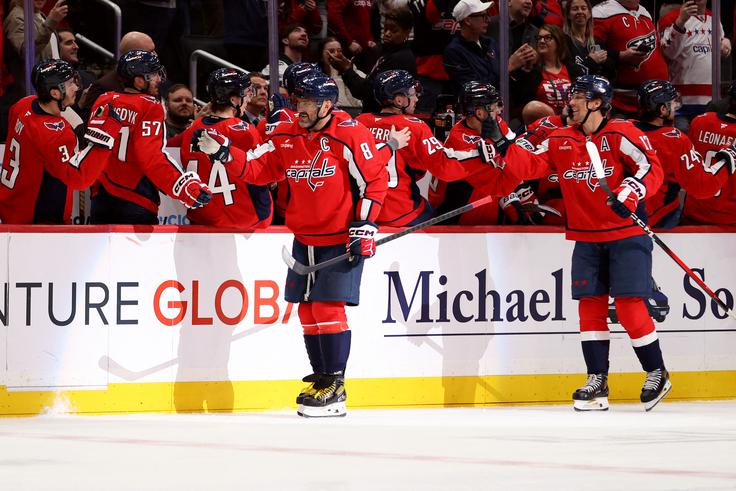 40-letni Rus Aleksej Ovečkin je za zmago Washingtona nad Ottawo s 4:1 zabil za 1:0. | Foto: Reuters