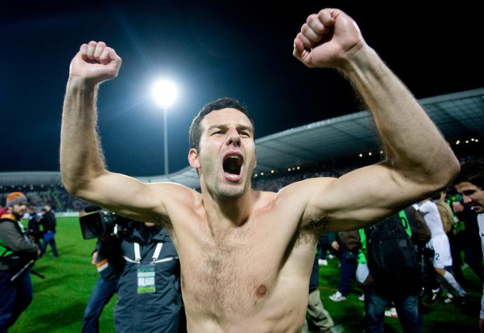 Samir Handanović je bil zadnji slovenski vratar, ki je okusil čar nastopa na svetovnem prvenstvu. Tako se je veselil po zgodovinski zmagi Kekove čete nad Rusijo (2009) v Ljudskem vrtu. | Foto: Reuters