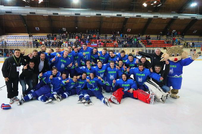 Slovenski mladi hokejisti so v petek na domačem svetovnem prvenstvu osvojili zlato odličje in napredovali v višji kakovostni razred svetovnega hokeja. | Foto: Hokejska zveza Slovenije