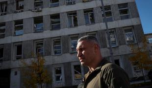 Napovedi so se uresničile: Rusi na novoletni večer raketirajo Ukrajino, žrtve tudi v Kijevu