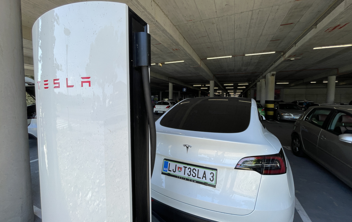 Tesla polnilnice polnilnica | Najnovejša generacija Teslinih polnilnic v Kopru.  | Foto Gregor Pavšič