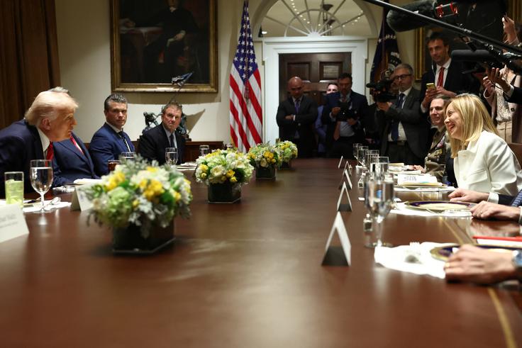 Srečanje z italijansko premierko Giorgio Meloni je ameriškega predsednika Donalda Trumpa očitno spravilo v dobro voljo. | Foto: Reuters