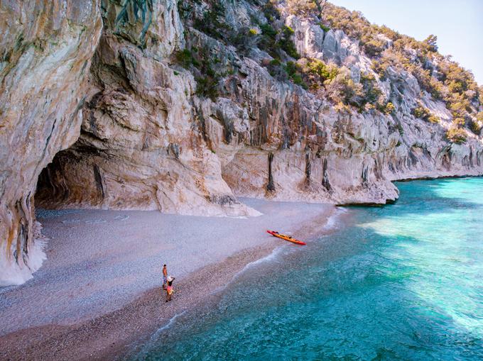Na severu plaže Cala Luna najdemo pečine s sedmimi jamami. | Foto: Shutterstock