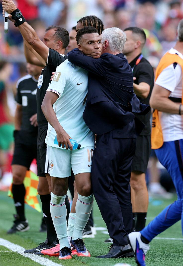 Selektor Didier Deschamps je bil znova očaran nad predstavo kapetana. | Foto: Reuters