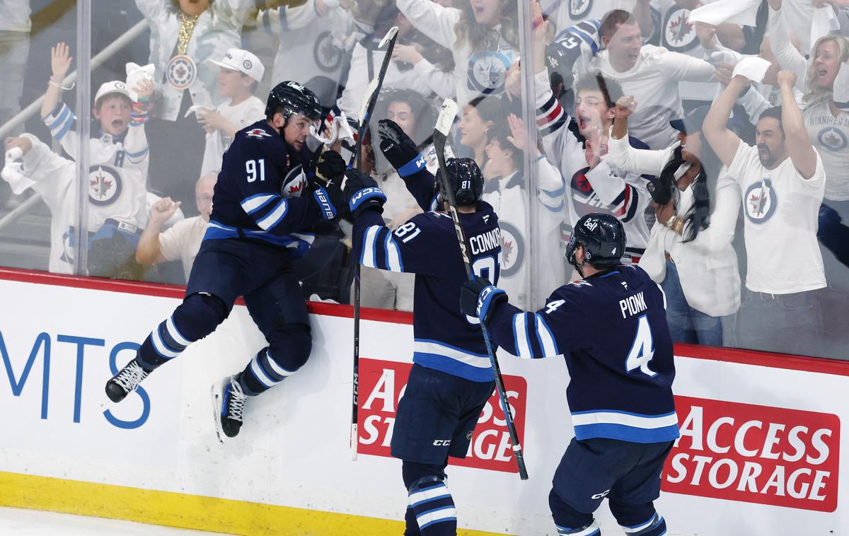 Winnipeg Jets St. Louis Blues | Hokejisti Winnipega so še pet sekund pred koncem rednega dela odločilne tekme zaostajali, nato pa izsilili podaljšek in v 37. minuti tega zadeli za napredovanje v drugi krog. | Foto Reuters