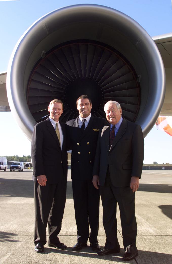 Igralec John Travolta (v sredini), izvršni direktor Boeingovega oddelka za komercialna letala Alan Mullaly (levo) in Joe Sutter (desno) leta 2002 pred turbino motorja boeinga 747-400. | Foto: Reuters